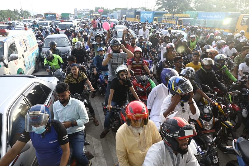 সেতুতে যানবাহনের ভিড়