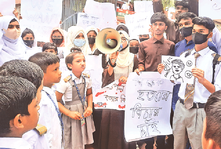 সাভারের আশুলিয়ায় কলেজের ভেতর শিক্ষক উৎপল কুমার সরকারকে পিটিয়ে হত্যার ঘটনায় প্রধান আসামিকে গ্রেপ্তারসহ ৬ দফা দাবিতে শিক্ষক-শিক্ষার্থীদের বিক্ষোভ। গতকাল দুপুরে কলেজের সামনে