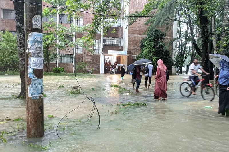 ভারী বৃষ্টির আর পাহাড়ি ঢলে সিলেটের নতুন নতুন এলাকা প্লাবিত হচ্ছে