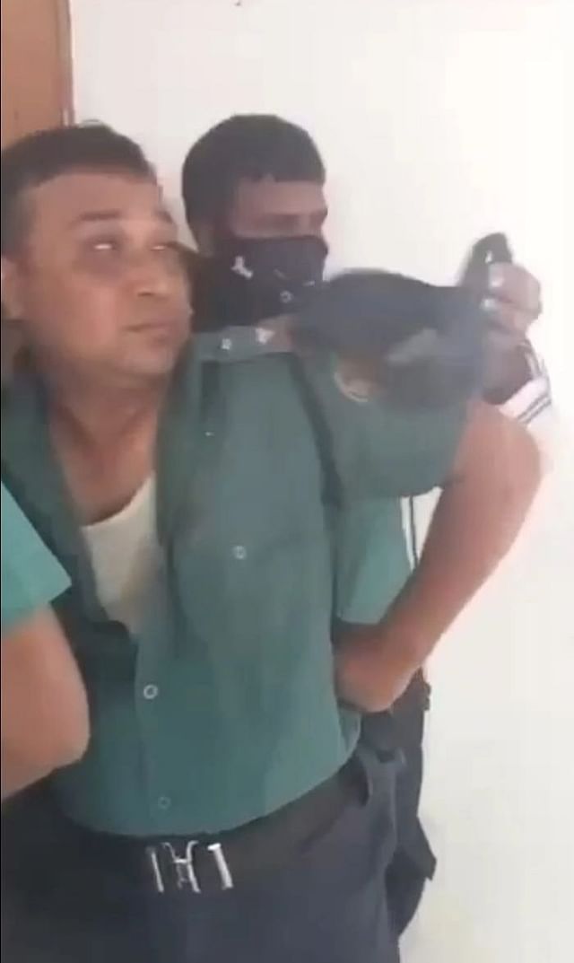বিক্ষুব্ধ জনতার ছোড়া ইটপাটকেল থেকে পুলিশ সদস্যদের বাঁচার চেষ্টা। মঙ্গলবার সকালে, জুরাইন