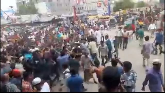 পুলিশ সদস্যদের ধাওয়া করছে উত্তেজিত জনতা। মঙ্গলবার সকালে, জুরাইন, ঢাকা