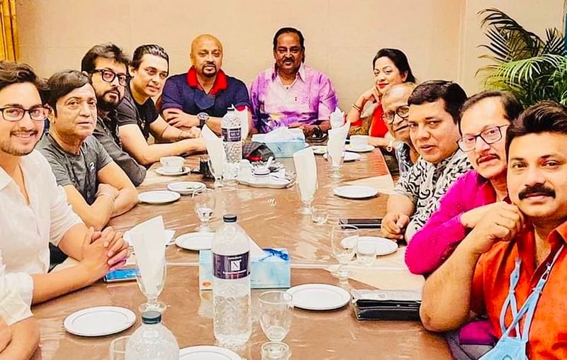 একটি খাবার টেবিলে ডিপজল, রুবেল, ওমর সানী, জায়েদ, অরুণা বিশ্বাসসহ অন্যান্যরা