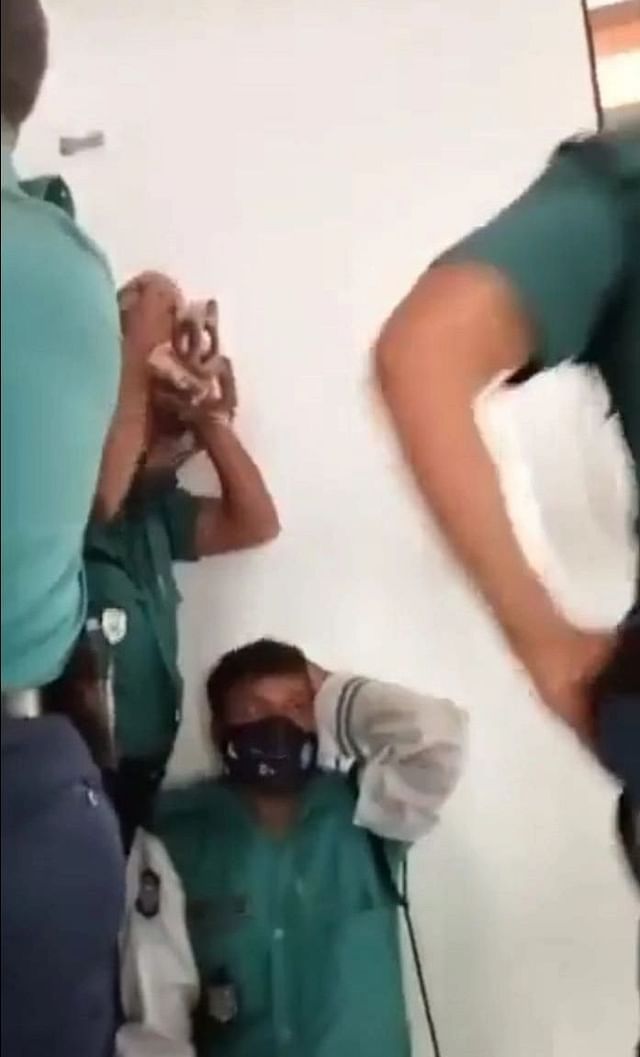 বিক্ষুব্ধ জনতার ছোড়া ইটপাটকেল থেকে পুলিশ সদস্যদের বাঁচার চেষ্টা। মঙ্গলবার সকালে, জুরাইন
