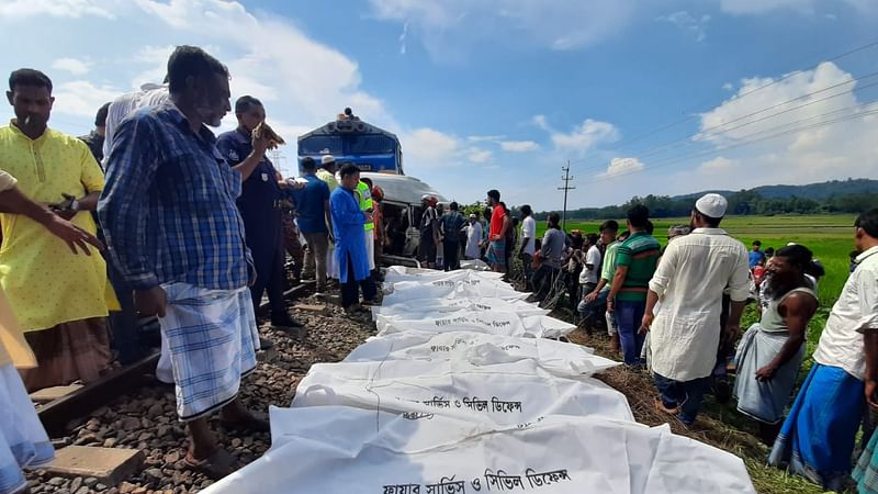 মরদেহগুলো সারি করে দুর্ঘটনাস্থলের পাশে রাখা হয়েছে