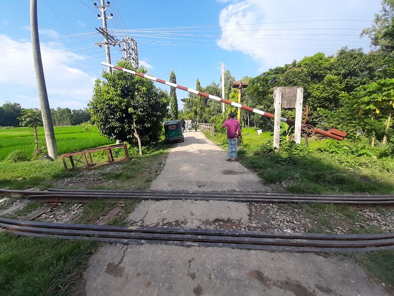 মিরসরাইয়ের বড়তাকিয়া রেলক্রসিং। এখানেই ঘটে দুর্ঘটনাটি