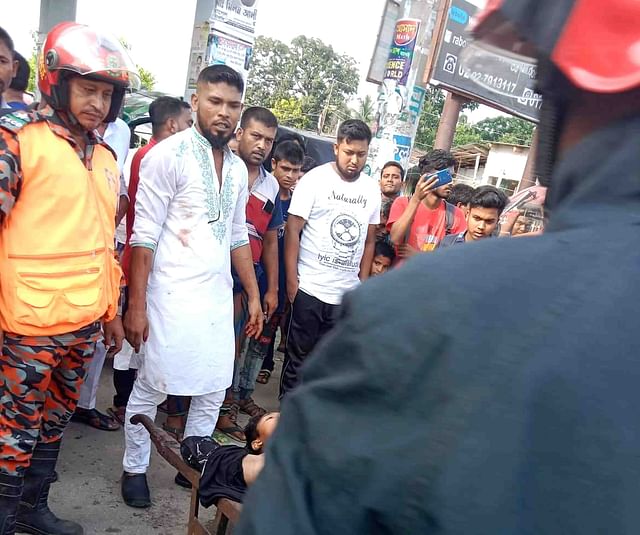 দুর্ঘটনার পর ফায়ার সার্ভিসের কর্মীরা ওই তরুণকে উদ্ধার করলে তাঁকে দেখতে ভিড় করেন উৎসুক জনতা। শুক্রবার বিকেলে নাটোর রেলস্টেশনে