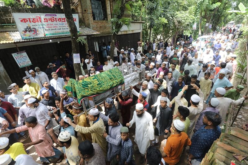 লাশ দেখে তিন বছরের মেয়েটি বলে উঠল ‘বাবা, বাবা’ 6 চট্টগ্রামের হাটহাজারী উপজেলার খন্দকিয়া গ্রামে জানাজা হয়