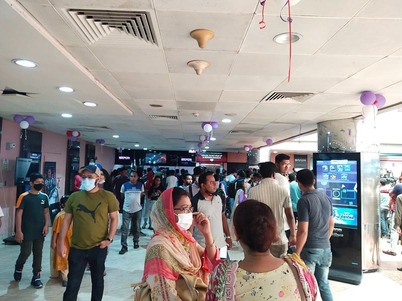 ‘হাওয়া’: প্রথম দিনেই বাজিমাত 8 ‘হাওয়া’ দেখতে দর্শকের ভিড়