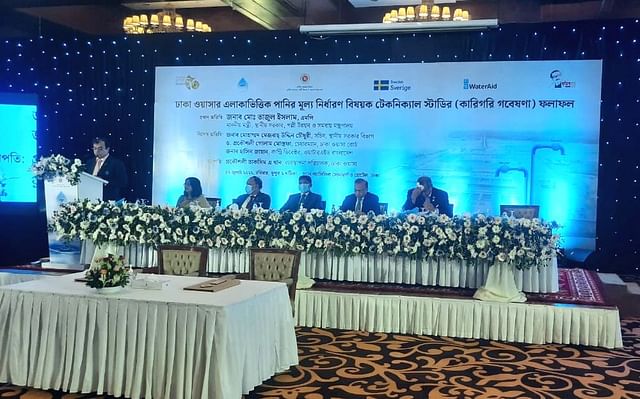 রাজধানীর কারওয়ান বাজারে একটি পাঁচ তারকা হোটেলে রোববার বিকেলে এলাকাভিত্তিক পানির মূল্য নির্ধারণবিষয়ক টেকনিক্যাল স্টাডির ফলাফল উপস্থাপন অনুষ্ঠানে ঢাকা ওয়াসার পানির নতুন দরের প্রস্তাব তুলে ধরা হয়