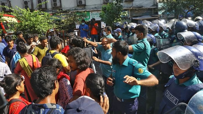 বিক্ষোভ মিছিলের সময় পুলিশের অবস্থান