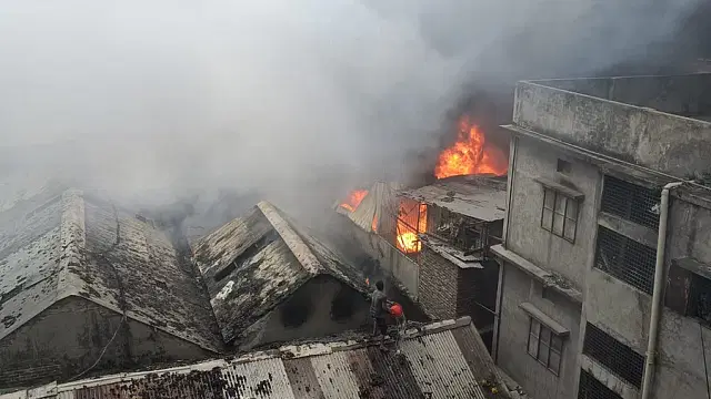 চকবাজারের অগ্নিকাণ্ডের ঘটনায় হোটেল মালিক গ্রেপ্তার