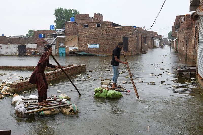 পাকিস্তানের এক-তৃতীয়াংশ এলাকা তলিয়ে গেছে।