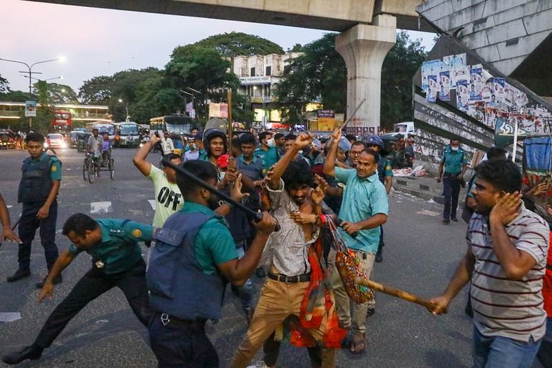 জ্বালানি তেলের মূল্যবৃদ্ধির প্রতিবাদে শাহবাগ মোড়ে প্রগতিশীল ছাত্রসংগঠনের সমাবেশে লাঠিপেটা করে পুলিশ। ঢাকা, ৭ আগস্ট