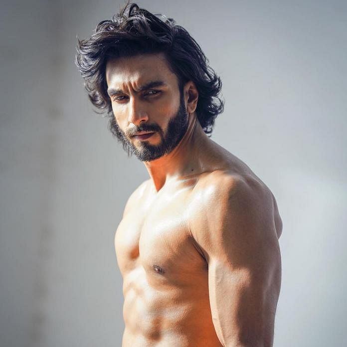 পেপার ম্যাগাজিনের জন্য নগ্ন ফটোশুট করে আলোচিত-সমালোচিত হয়েছেন রণবীর সিং