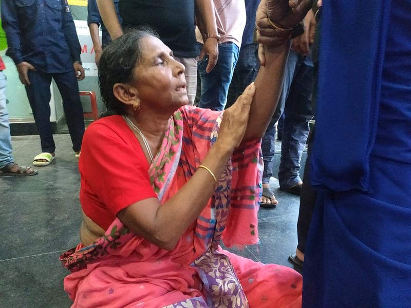 দুর্ঘটনায় দুই মেয়ে ঝর্ণা ও ফাহিমাকে হারিয়ে বারবার মুর্ছা যাচ্ছিলেন জাহানারা বেগম।