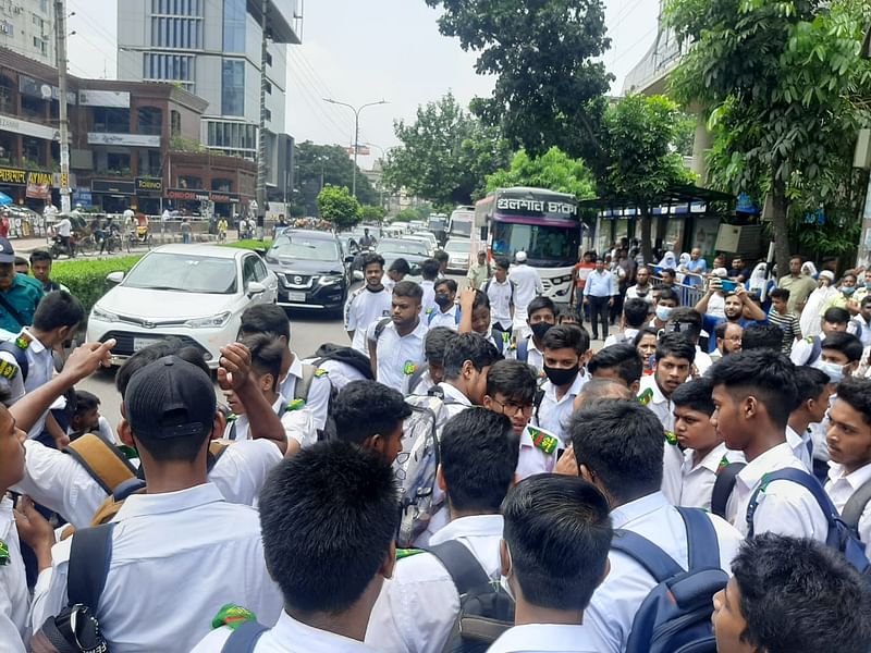 হাফ পাশের দাবিতে বনানীতে শিক্ষার্থীদের সড়ক অবরোধ