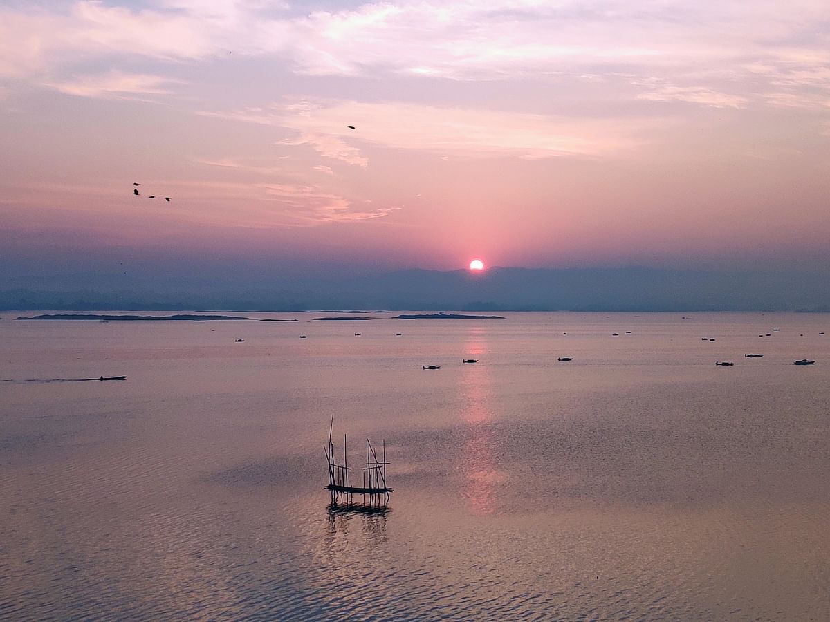 লেকের বুক চিরে উঁকি দিচ্ছে সূর্যের হাসিমুখ 