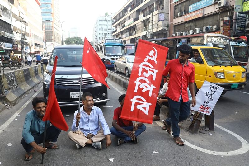 হরতালের সমর্থনে পল্টন মোড় এলাকায় সড়কে অবস্থান নেন জোটের নেতা-কর্মীরা