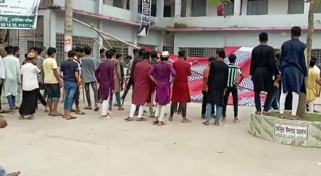 নোয়াখালীর চাটখিলে বিএনপির সমাবেশ মঞ্চ ভাঙচুর করার পর। আজ শুক্রবার দুপুরে আলিয়া মাদ্রাসা মাঠে