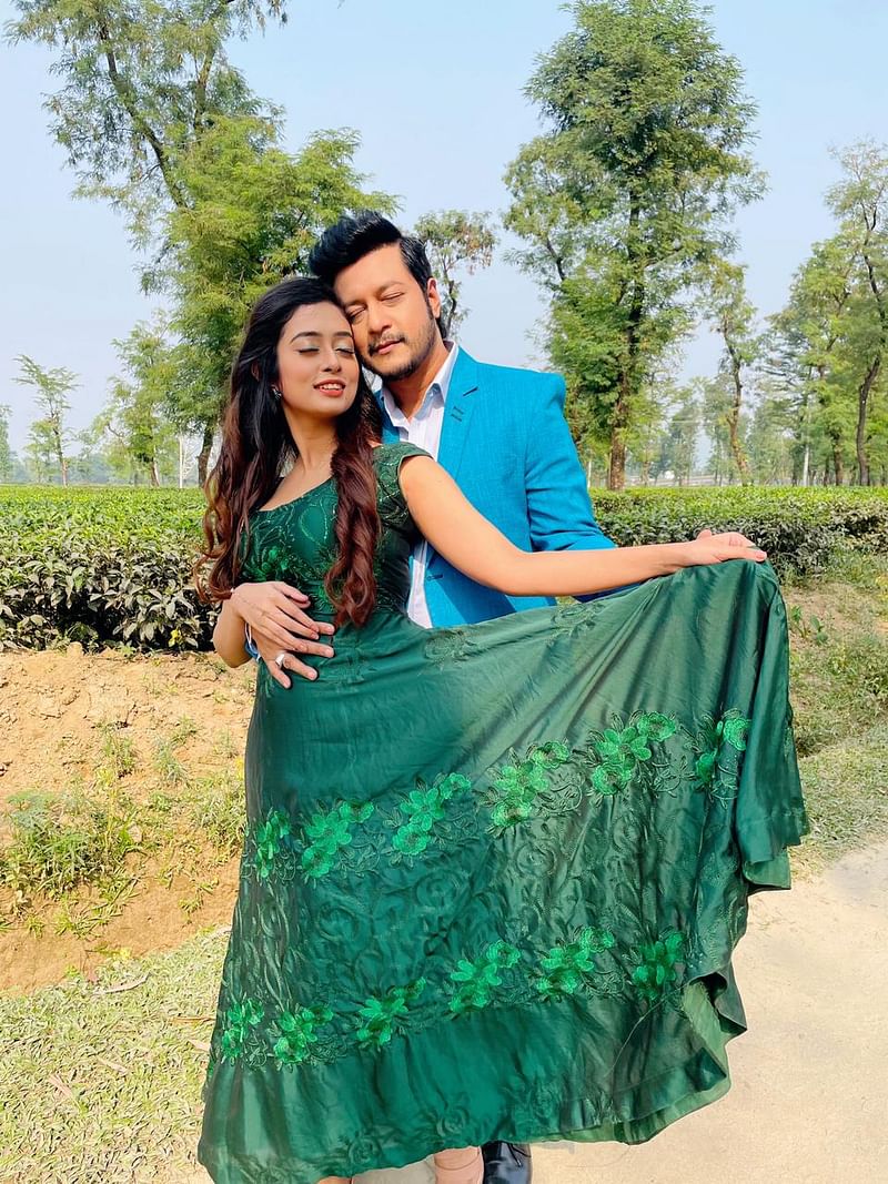 সিলেটের জাফলং। পাহাড়, টিলা, চা–বাগান, নদী—চমৎকার সব লোকেশনে ঘুরে ঘুরে গানের সুরে প্রেমের গল্প বুনছেন ইমন ও সালওয়া।