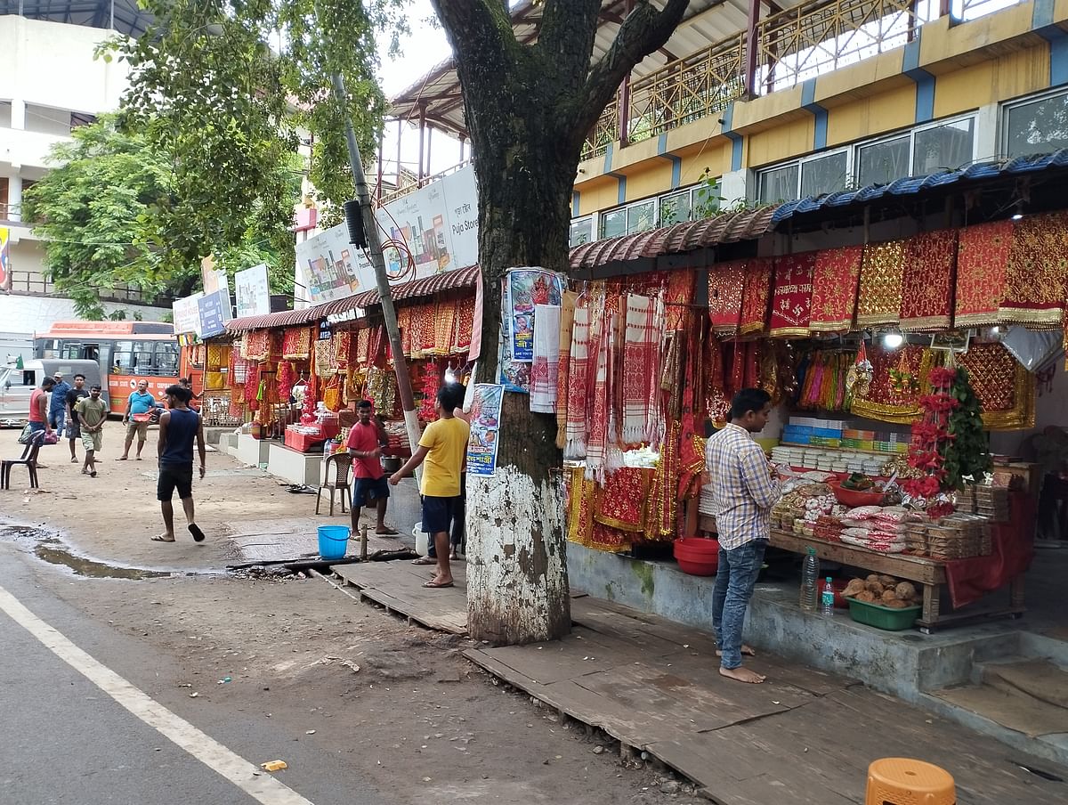 মন্দিরের বাইরে পূজার উপকরণে ভর্তি দোকান