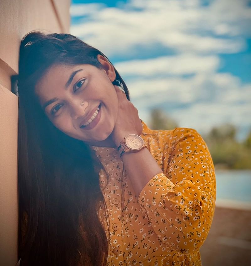 যাওয়া-আসার মধ্যে থাকব