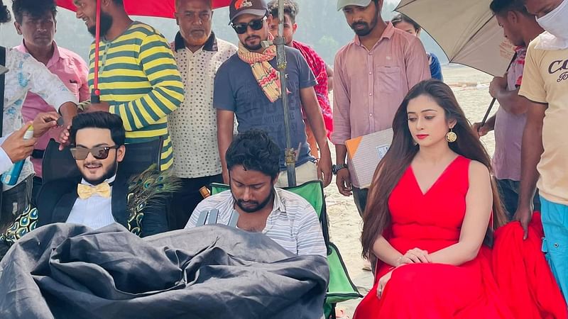 ‘বুবুজান’ চলচ্চিত্রের শুটিং সামনের সারিতে (বাম থেকে) শান্ত খান, শামীম আহমেদ, নিশাত সালওয়া