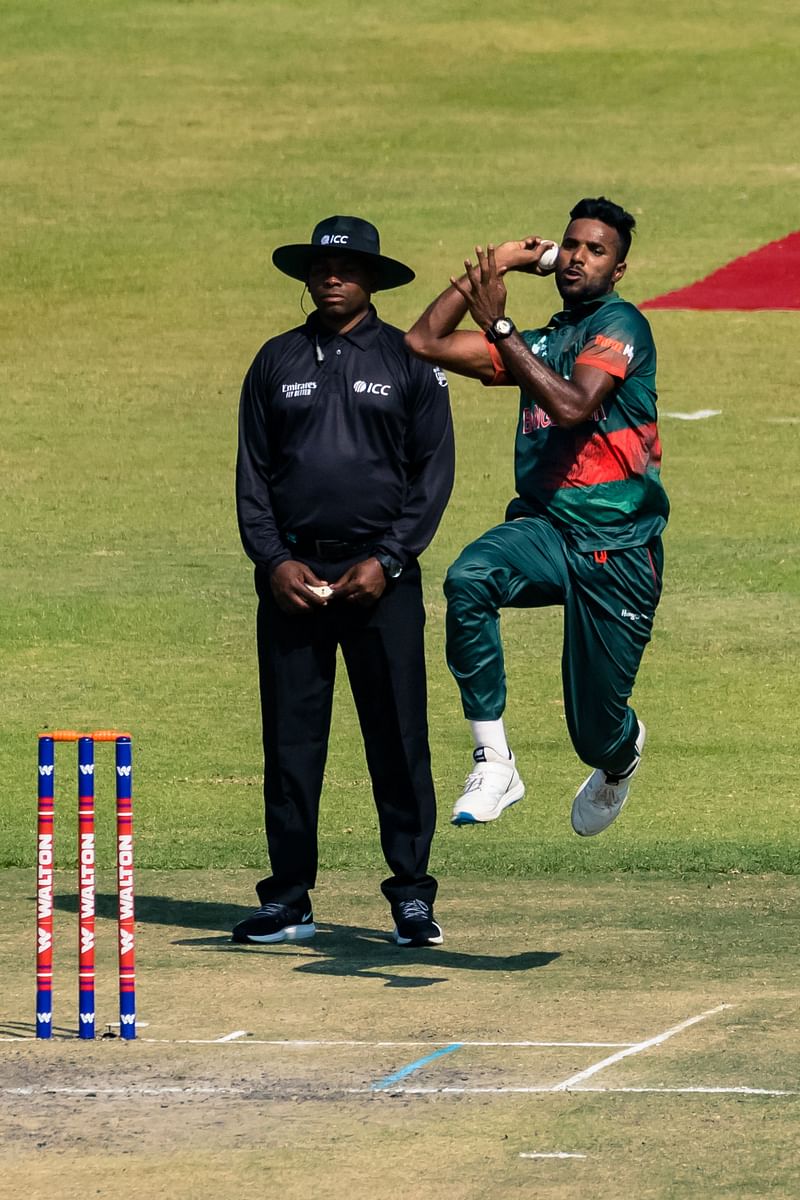এক ওভারে জোড়া উইকেট তুলে নেন ইবাদত