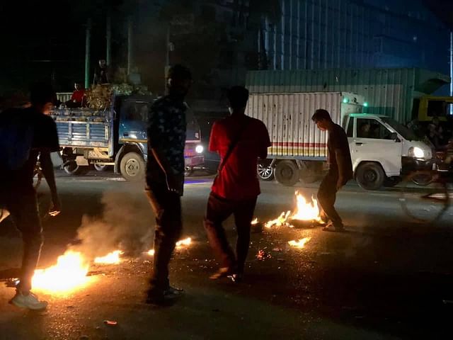 হরতালের আগের রাতে রাজধানীর পল্টনে টায়ারে আগুন জ্বালিয়ে বিক্ষোভ