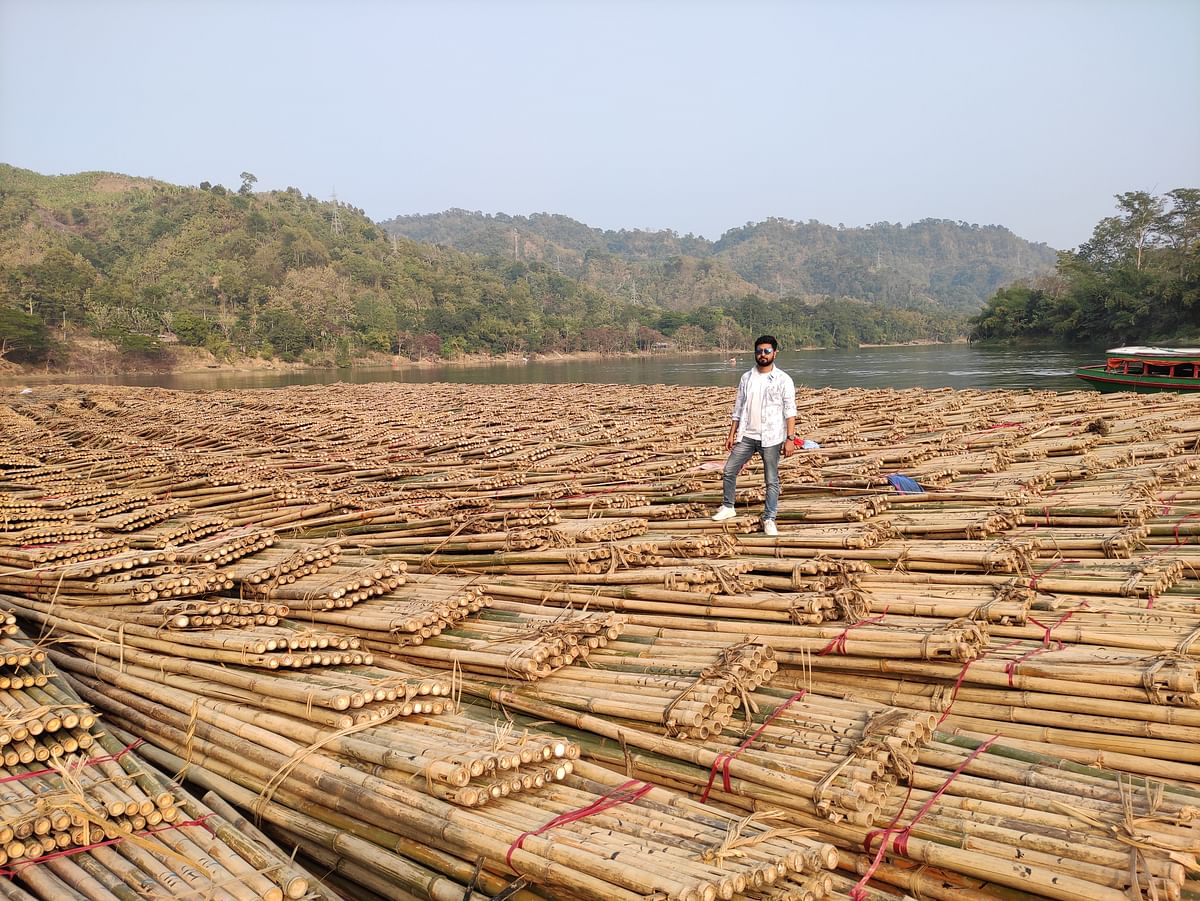 কাপ্তাই লেকে রাখা বাঁশের ওপর লেখক 