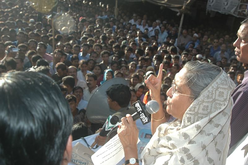 গ্রেনেড হামলার আগমুহূর্তে জনসভায় প্রধান অতিথির বক্তব্য দিচ্ছেন শেখ হাসিনা  