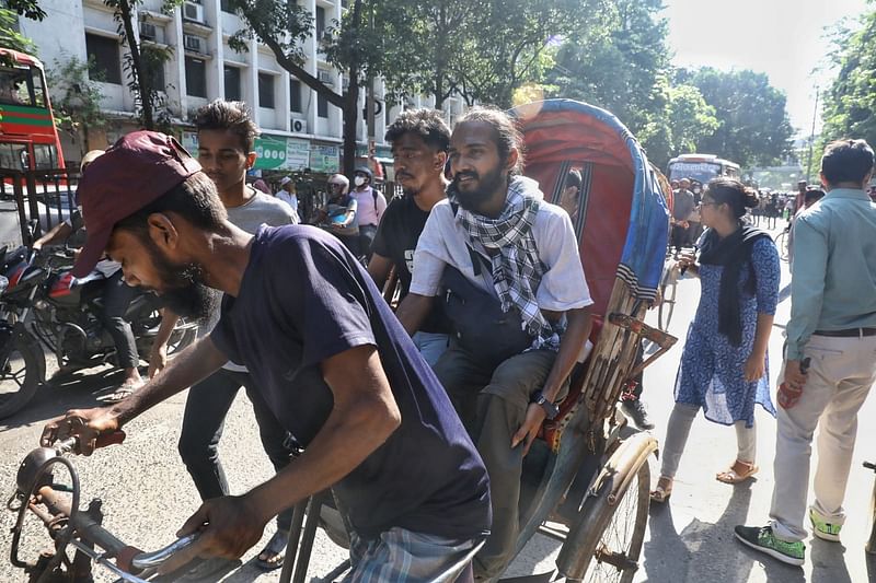 আহত এক বিক্ষোভকারীকে নিয়ে যাওয়া হচ্ছে