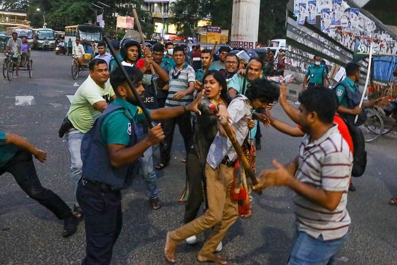 জ্বালানি তেলের মূল্যবৃদ্ধির প্রতিবাদে শাহবাগ মোড়ে প্রগতিশীল ছাত্রসংগঠনের সমাবেশে লাঠিপেটা করে পুলিশ। ঢাকা, ৭ আগস্ট