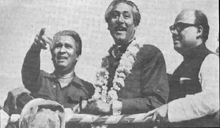 দেশে ফিরে ঘনিষ্ঠ সহচর তাজউদ্দীন আহমদ ও সৈয়দ নজরুল ইসলামের সঙ্গে বঙ্গবন্ধু, ১০ জানুয়ারি ১৯৭২