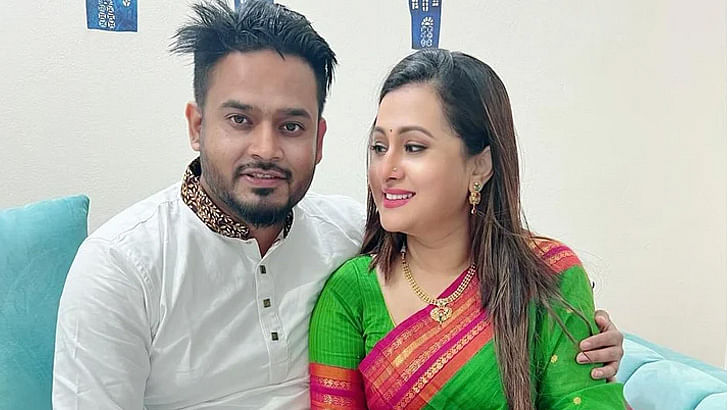 পূর্ণিমার এটা দ্বিতীয় বিয়ে হলেও আশফাকুর রহমানের প্রথম। ২০০৭ সালের ৪ নভেম্বর চট্টগ্রামের আহমেদ জামাল ফাহাদের সঙ্গে বিবাহবন্ধনে আবদ্ধ হন পূর্ণিমা। ২০১৪ সালে কন্যাসন্তানের মা হন তিনি, উমাইজা নামের সেই কন্যাসন্তান এখন পূর্ণিমার কাছে থাকছে।