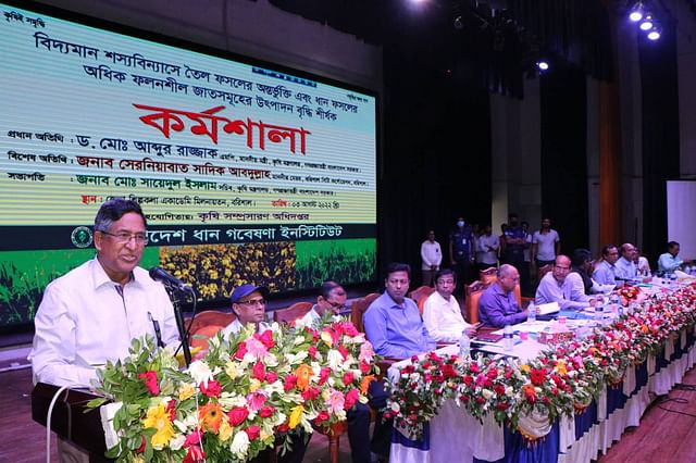 বরিশালে কর্মশালায় প্রধান অতিথির বক্তব্য দিচ্ছেন কৃষিমন্ত্রী আবদুর রাজ্জাক। বুধবার দুপুরে নগরে শিল্পকলা একাডেমী মিলনায়তনে