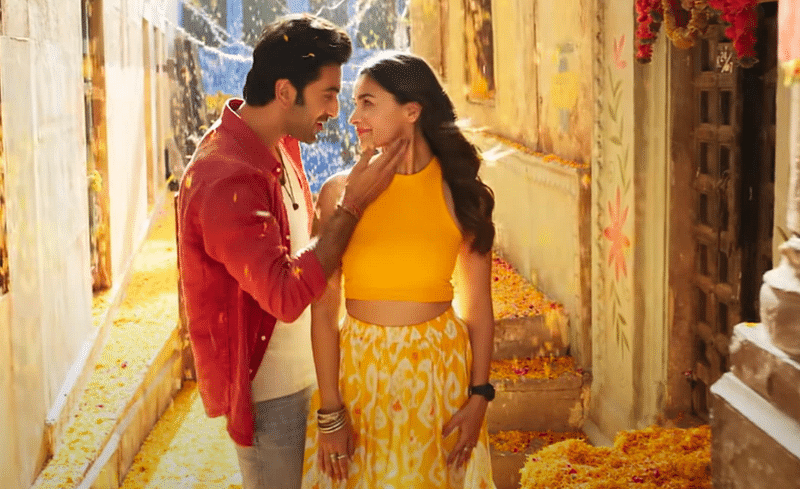 ‘ব্রহ্মাস্ত্র ’–এর একটি দৃশ্যে রণবীর কাপুর ও আলিয়া ভাট