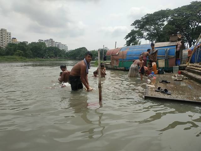 নৌকা ঘিরেই চলে সান্দারপাড়ায় মানুষের জীবন। পাড়াটিতে এখন পরিবারের সংখ্যা ৬০ থেকে ৭০টি। সবাই ভূমিহীন।