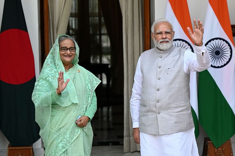 হায়দরাবাদ হাউসে একান্ত বৈঠকের আগে হাত নেড়ে শুভেচ্ছা জানান বাংলাদেশের প্রধানমন্ত্রী শেখ হাসিনা ও ভারতের প্রধানমন্ত্রী নরেন্দ্র মোদি। মঙ্গলবার, নয়াদিল্লি, ভারত