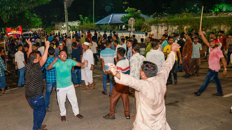 লাঠিসোঁটা নিয়ে বিএনপির কর্মসূচির এলাকা দখলে নেন আওয়ামী লীগের কর্মীরা