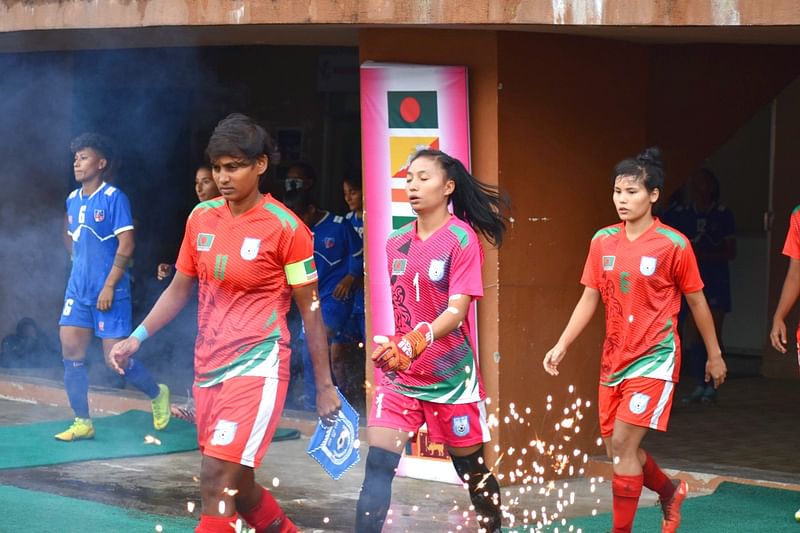 টুর্নামেন্টে সেরা গোলকিপার বাংলাদেশের রুপনা চাকমা (মাঝে)