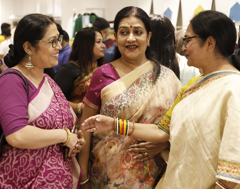 ক্লাবহাউজের শরৎ-সংগ্রহের উদ্বোধনীতে
ডেকো-ইশো গ্রুপের ভাইস চেয়ারম্যান মায়মুনা হোসেনের সঙ্গে সাবেরী আলম ও সুবর্ণা মুস্তাফা