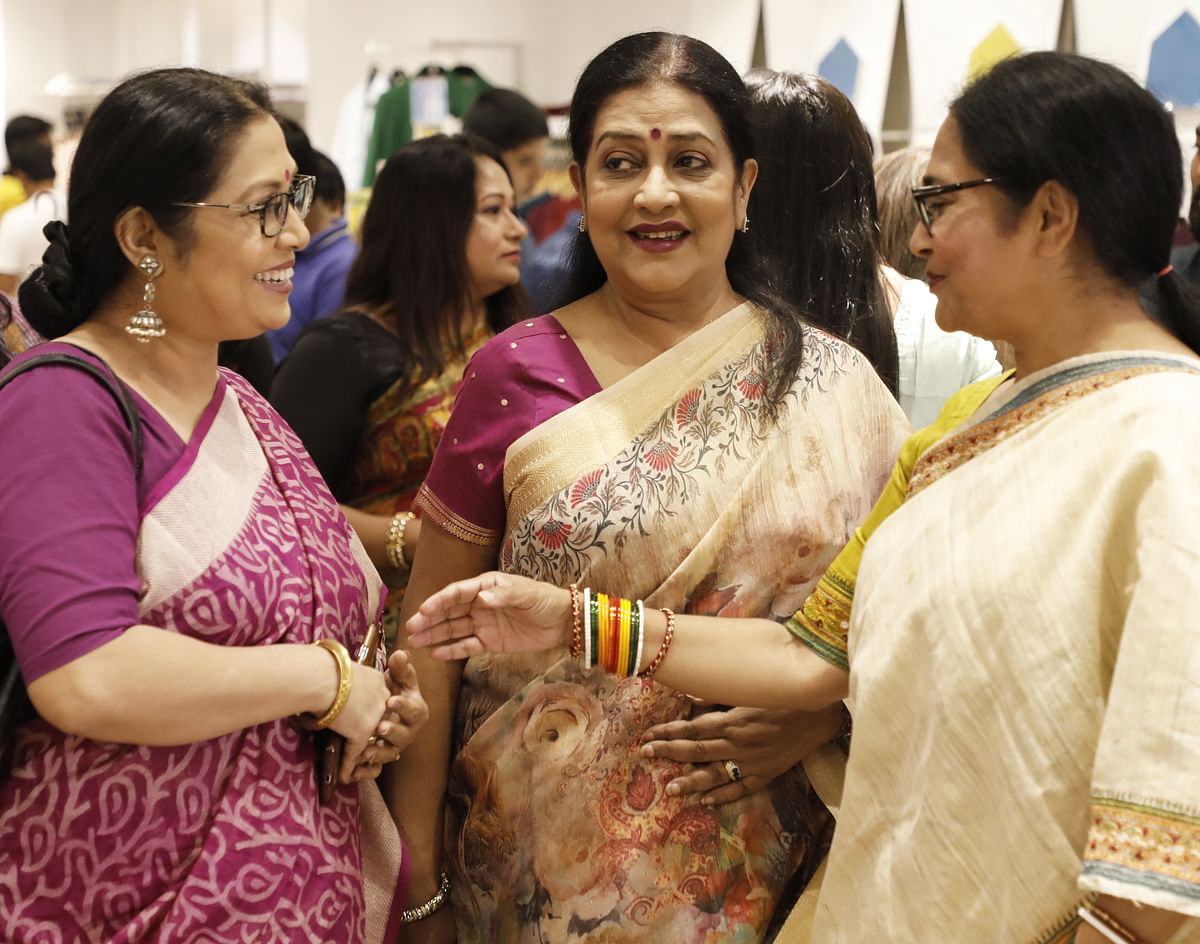 ক্লাবহাউজের শরৎ-সংগ্রহের উদ্বোধনীতে  
ডেকো-ইশো গ্রুপের ভাইস চেয়ারম্যান মায়মুনা হোসেনের সঙ্গে সাবেরী আলম ও সুবর্ণা মুস্তাফা