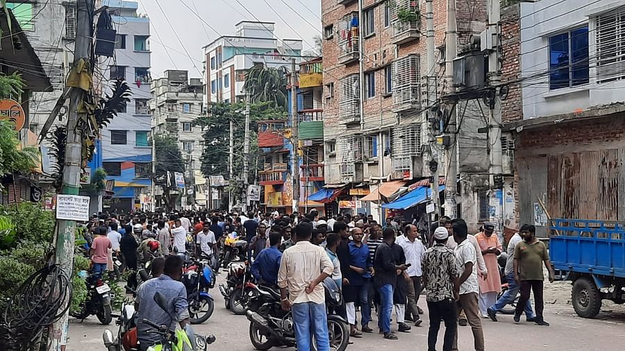 মিরপুরে বিএনপি সমাবেশস্থলে লাঠি নিয়ে অবস্থান আ. লীগের নেতা-কর্মীদের