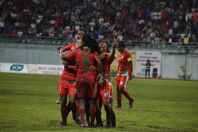 কাদাময় মাঠে নেপালের বিপক্ষে দারুণ ফুটবল খেলেই জিতেছে বাংলাদেশ