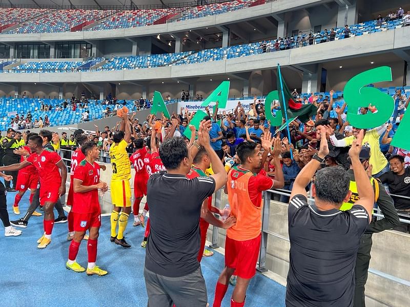 কম্বোডিয়ার গ্যালারিতে আসা বাংলদেশি সমর্থকদের অভিনন্দনের জবাব দিচ্ছেন ফুটবলাররা