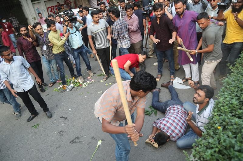 ঢাকা বিশ্ববিদ্যালয়ে ছাত্রদলের নেতা-কর্মীদের ওপর হামলা চালান ছাত্রলীগের নেতা-কর্মীরা