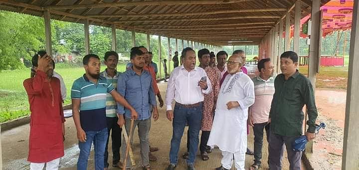 উপজেলা পরিষদের চেয়ারম্যান ও জেলা আওয়ামী লীগের সদস্য মাঈনুল হকের নেতৃত্বে আওয়ামী লীগের নেতা-কর্মীরা মঞ্চ ভাঙচুর করেন