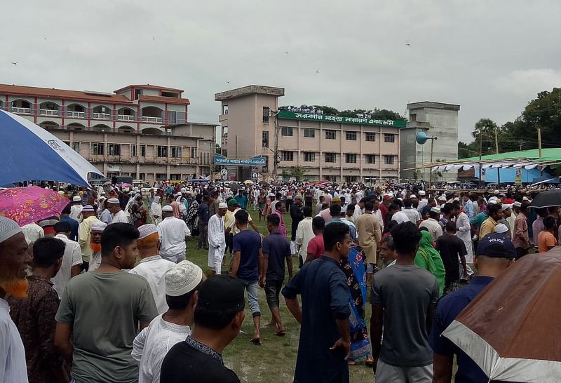 বৃষ্টি উপেক্ষা করেই হাজারো মানুষ জানাজায় অংশ নেন