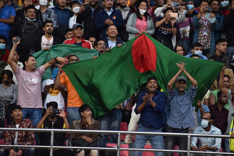 গ্যালারিতে বাংলাদেশের পতাকা নিয়ে উল্লাস সমর্থকদের